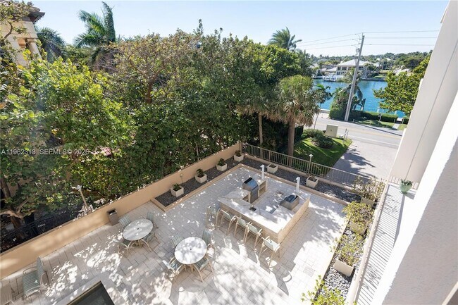 Building Photo - 1021 Hillsboro Mile Unit 204