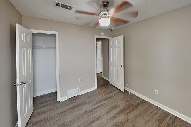Building Photo - 1633 Dexter Ln