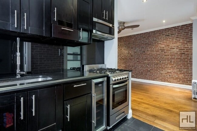 Building Photo - 326 E 100th St