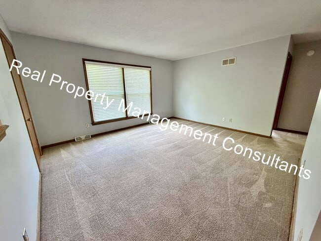 Building Photo - 2 Bedroom, 1.5 Bath Now Available!