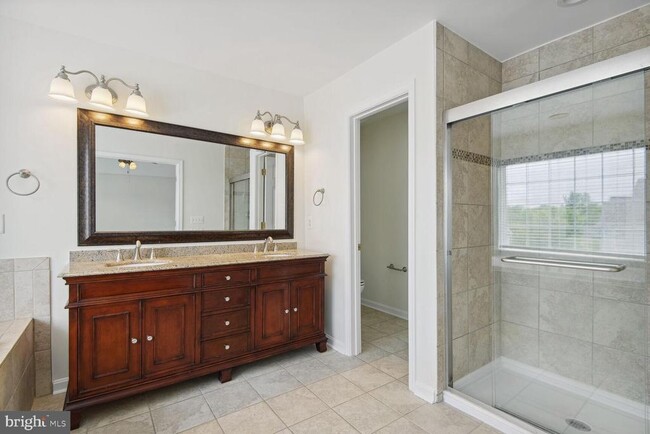 Building Photo - 15041 Clementine Way