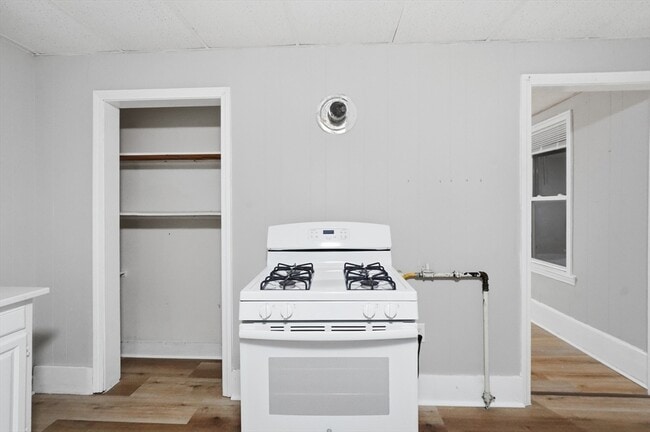 Building Photo - 168 Lunenburg St