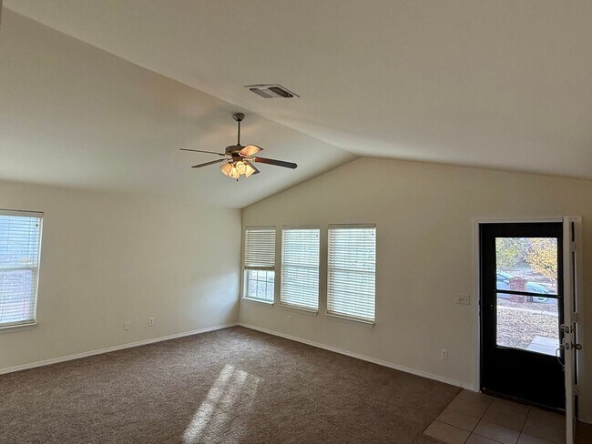 Building Photo - Great 3 Bed 2 Bath in Valencia Neighborhood