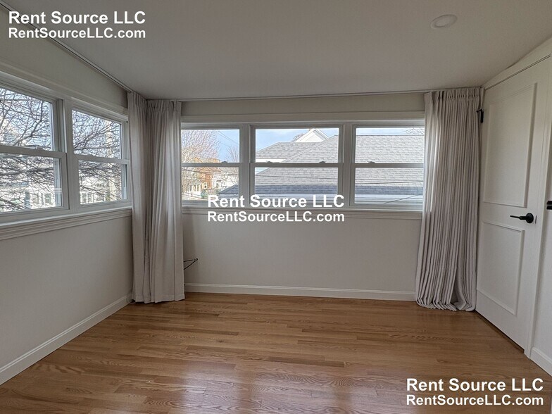 Building Photo - 52 Cotting St