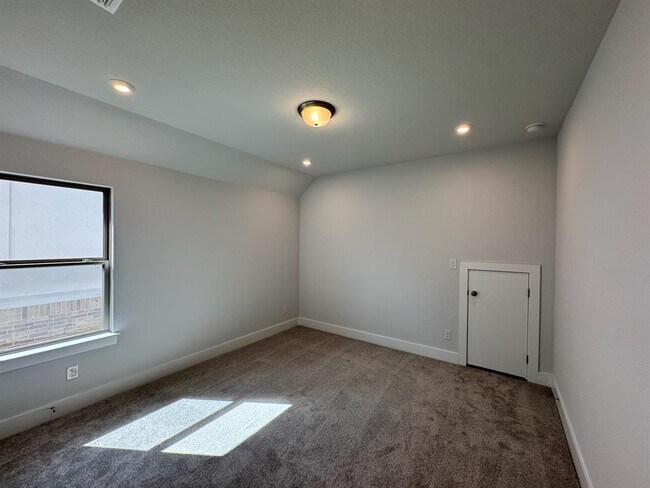 Building Photo - 1649 Cardinal Ln