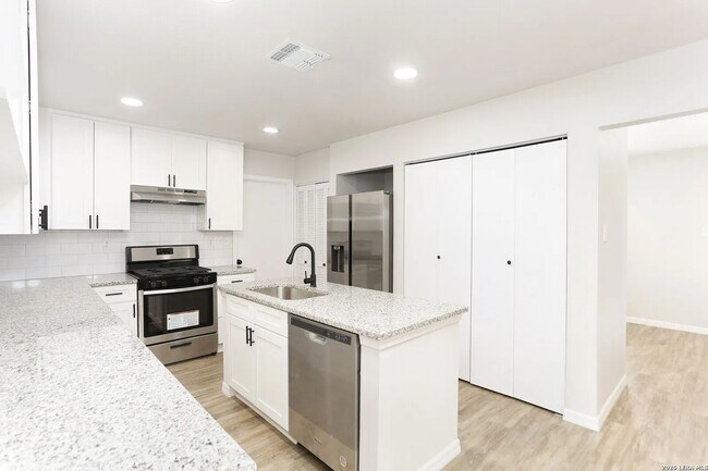 Building Photo - Single Story Home Near Tom Slick Park