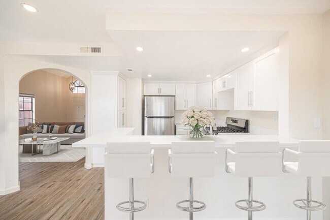 Building Photo - 2369 Ravenwood Dr