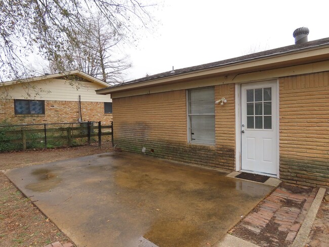 Building Photo - Updated 3 Bedroom, 2 Bath Home Near UT Tyler