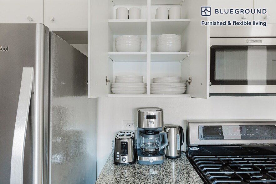 Building Photo - 255 W 94th St