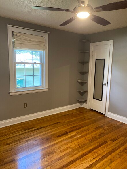 Building Photo - 704 Country Club Rd