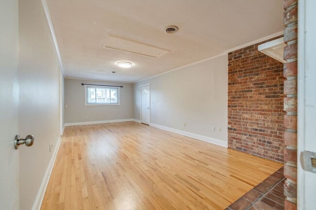 Building Photo - Beautifully updated 3 BR 1 BA home with ex...