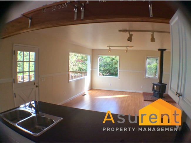 Building Photo - 3-Bedroom/2-Bathroom Home with Amazing Vie...