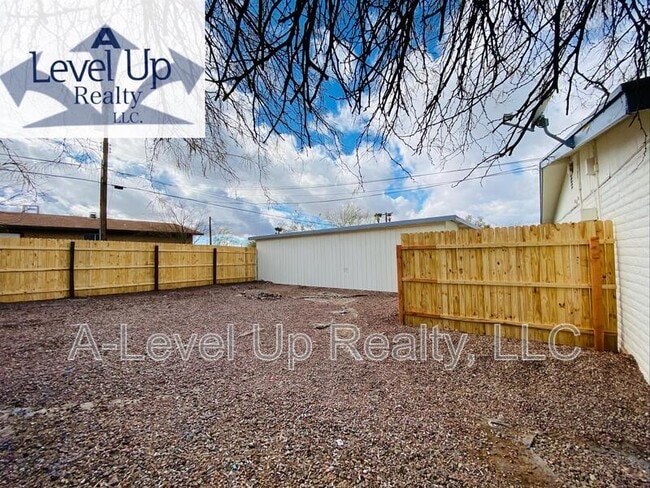 Building Photo - 1850 N 5th Ave