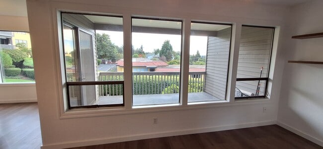 Building Photo - Luxurious 2-Bed, 2-Bath Condo with Spectacular Views and Designer Upgrades in Kirkland!!