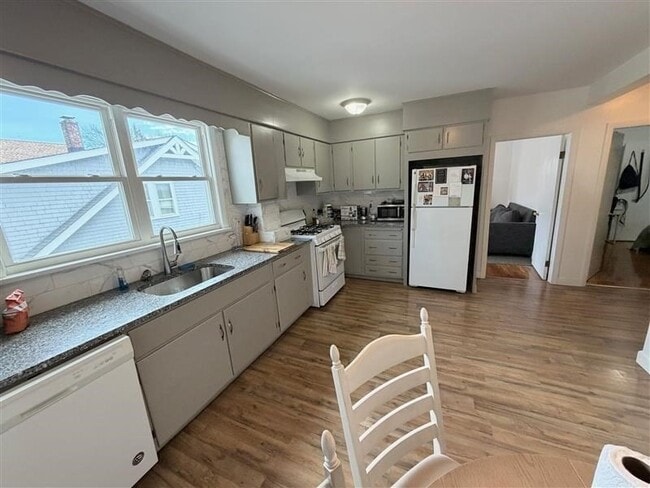 Building Photo - 27 Conwell Ave