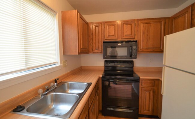 Building Photo - D20 Schools with Open Space Views!