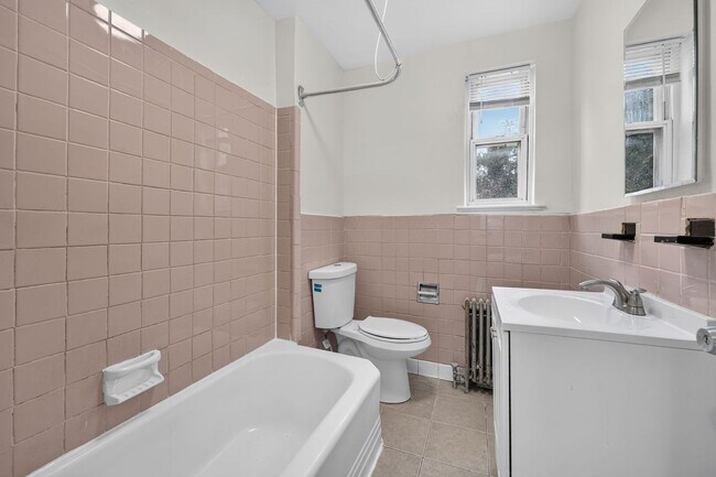 Building Photo - Large 4BR Row House with Basement