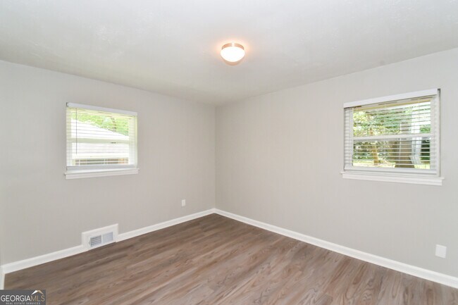 Building Photo - 1660 Valencia Rd