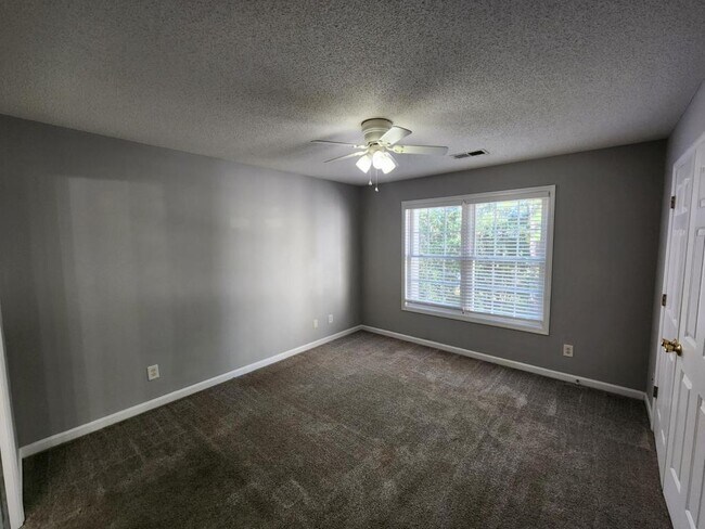 Building Photo - 111 Maddux Ln