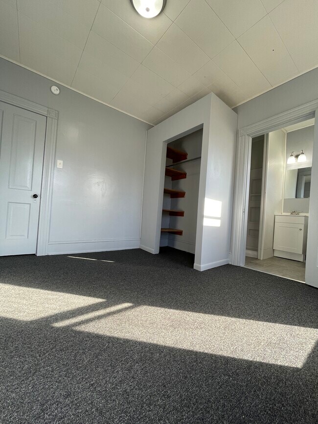 Building Photo - 404 Scammel St