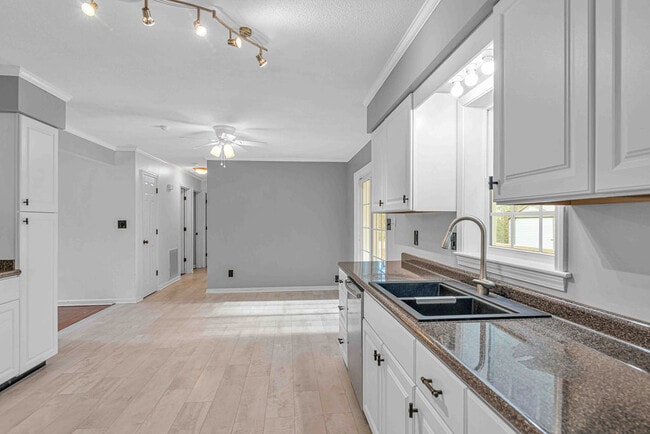 Building Photo - 203 Pineview Rd