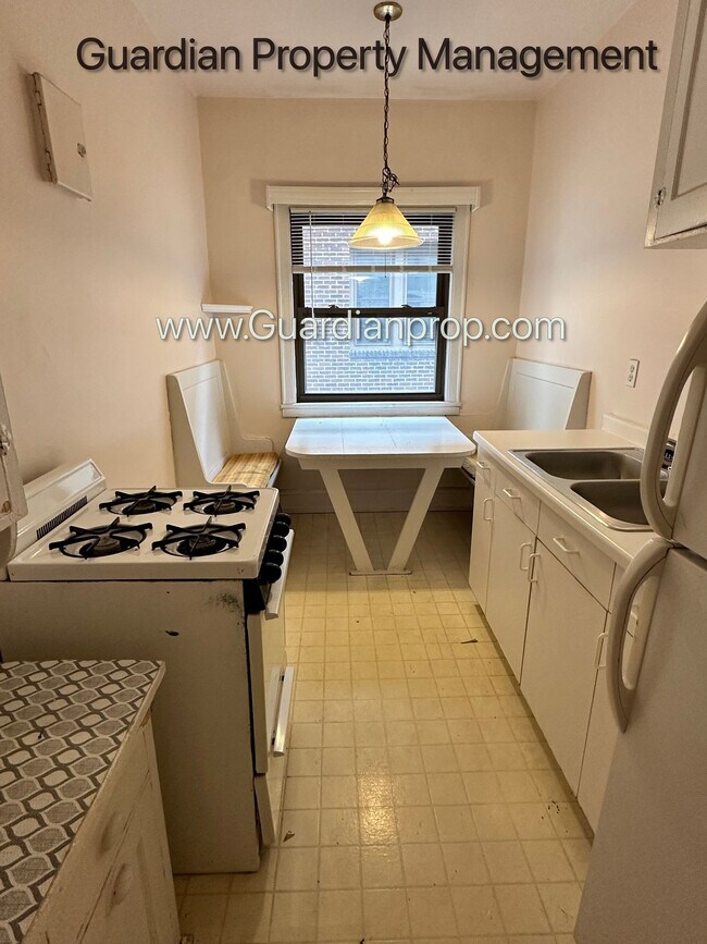 Building Photo - Top Floor Studio Lakes Uptown Apartment, Blocks from Both Lakes, Hardwood Floors, One Month Free