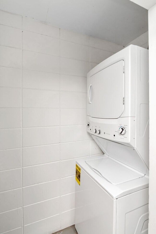 Building Photo - Move-In Incentive! Updated 2/1 Brandon Dup...