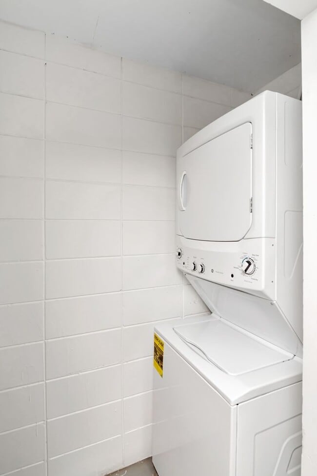 Building Photo - Move-In Incentive! Updated 2/1 Brandon Duplex — Half Off December Rent