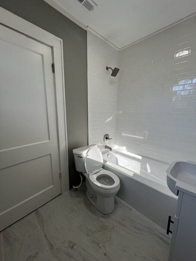 Building Photo - 726 Henderson Ave