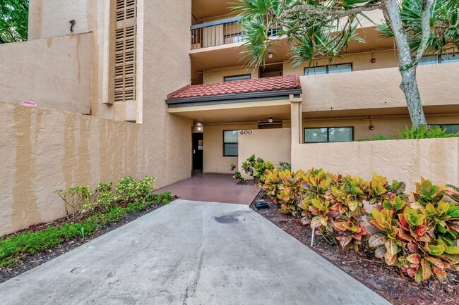 Building Photo - 600 Egret Cir