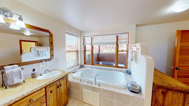 Building Photo - Custom Adobe style home in exclusive Navajo Ridge