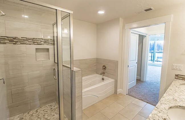 Building Photo - Beautiful river front condo move in ready!