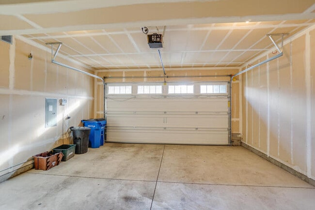 Building Photo - BEAUTIFUL THREE BEDROOM HOME IN FELIDA