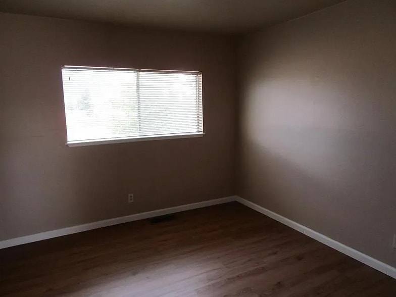 Building Photo - 1905 Claus Rd