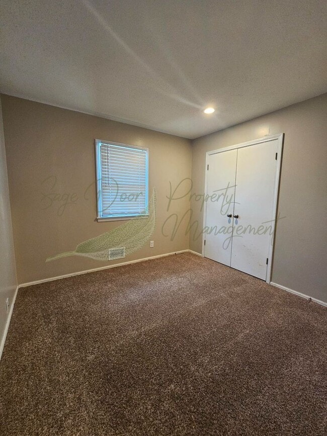 Building Photo - TOWNHOME IN BLUE SPRINGS!!!