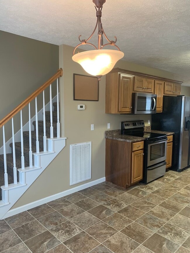 Building Photo - 3 Bedroom in GREAT LOCATION in the Center ...