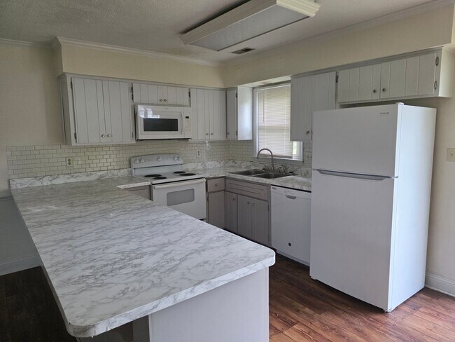 Building Photo - 4 Bedroom house with bonus room and large yard.