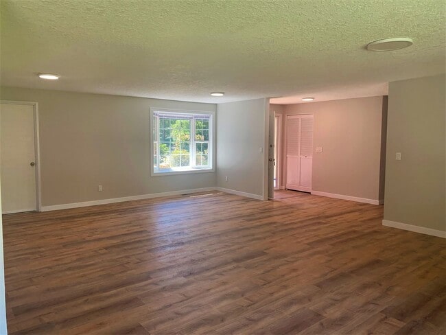 Building Photo - Desirable Cascade Park Location with Many ...
