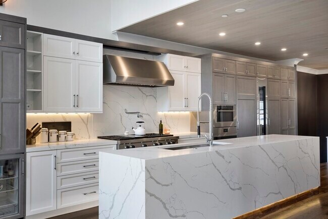 Building Photo - 719 E 2nd St