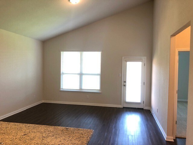 Building Photo - New Braunfels 4 bedroom