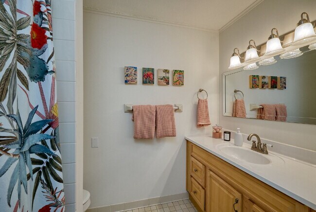 Building Photo - "Charming 3-Bed Townhouse with Scenic View...