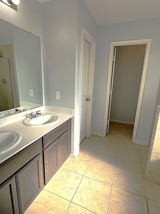 Building Photo - Spacious Four Bedroom Home Conveniently Located in Carpenters Landing