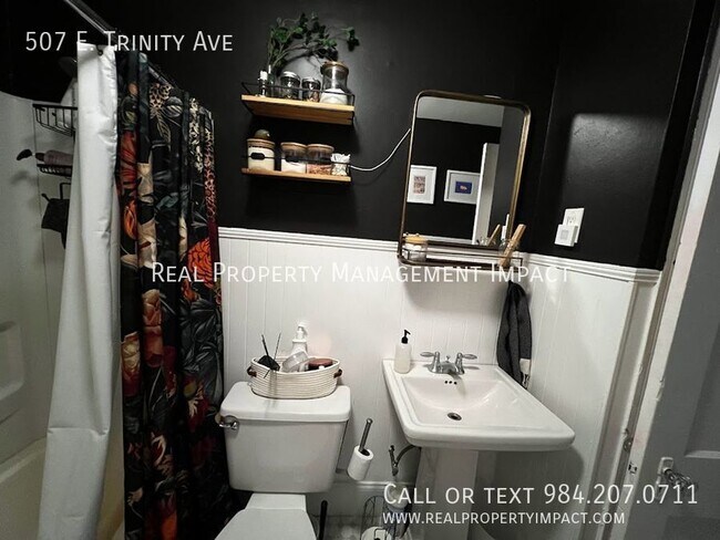 Building Photo - MOVE IN SPECIAL:  $200 OFF RENT Renovated,...
