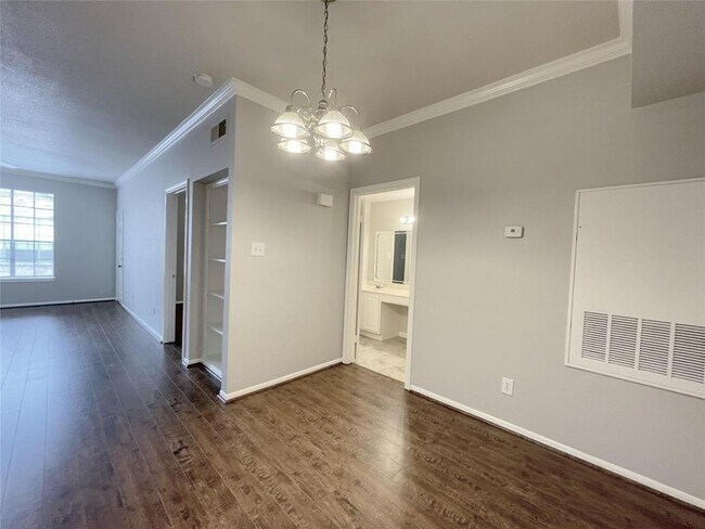 Building Photo - 2255 Braeswood Park Dr
