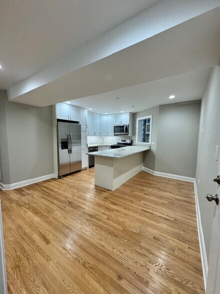 Building Photo - 3647 N Marshfield Ave