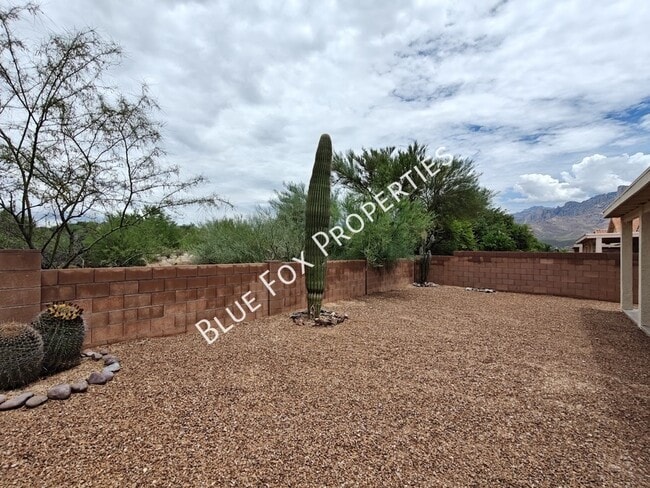 Building Photo - 710 W Calle Alta Loma