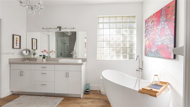 Building Photo - 2633 Oakbrook Dr