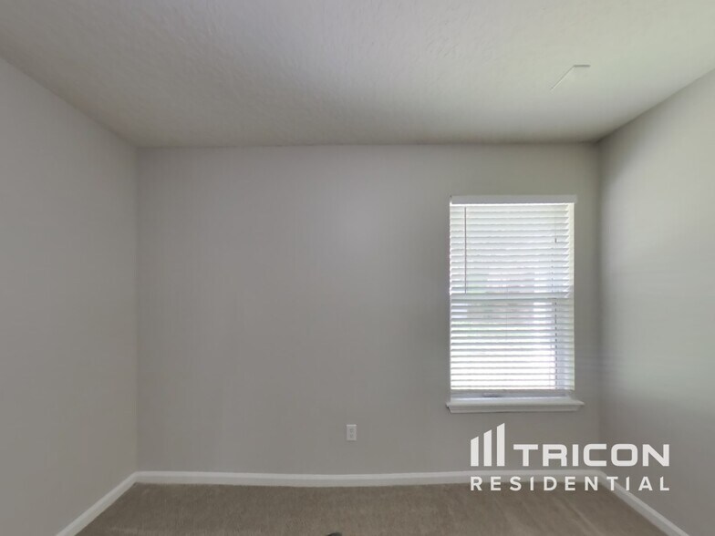Building Photo - 2492 Bentwater Dr W