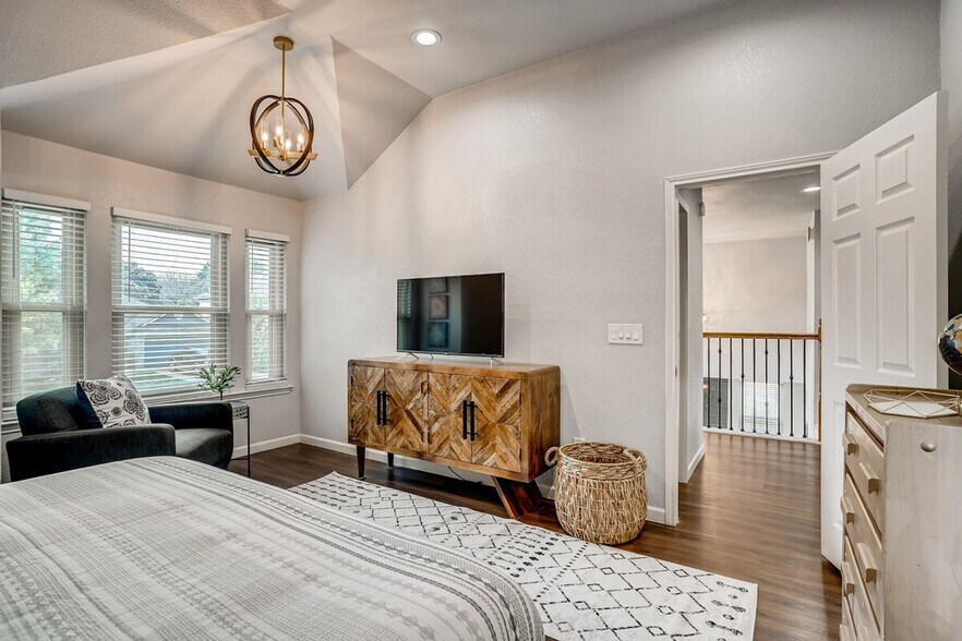 Building Photo - 2201 Rosemary Ln