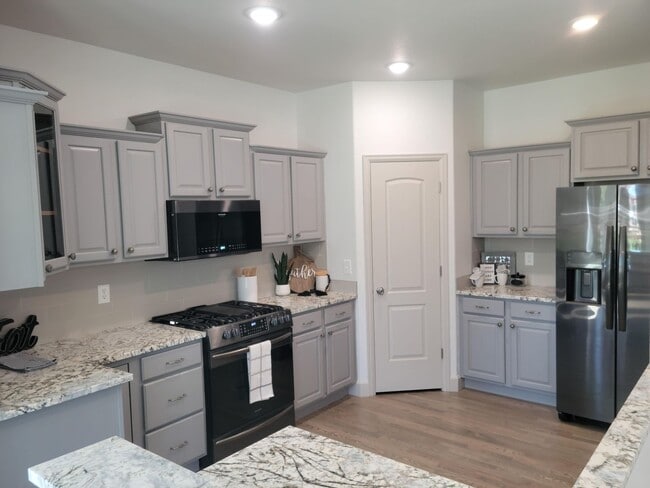 Building Photo - 5 Bed 3 Bath Ranch w/ AC - Available Now! ...